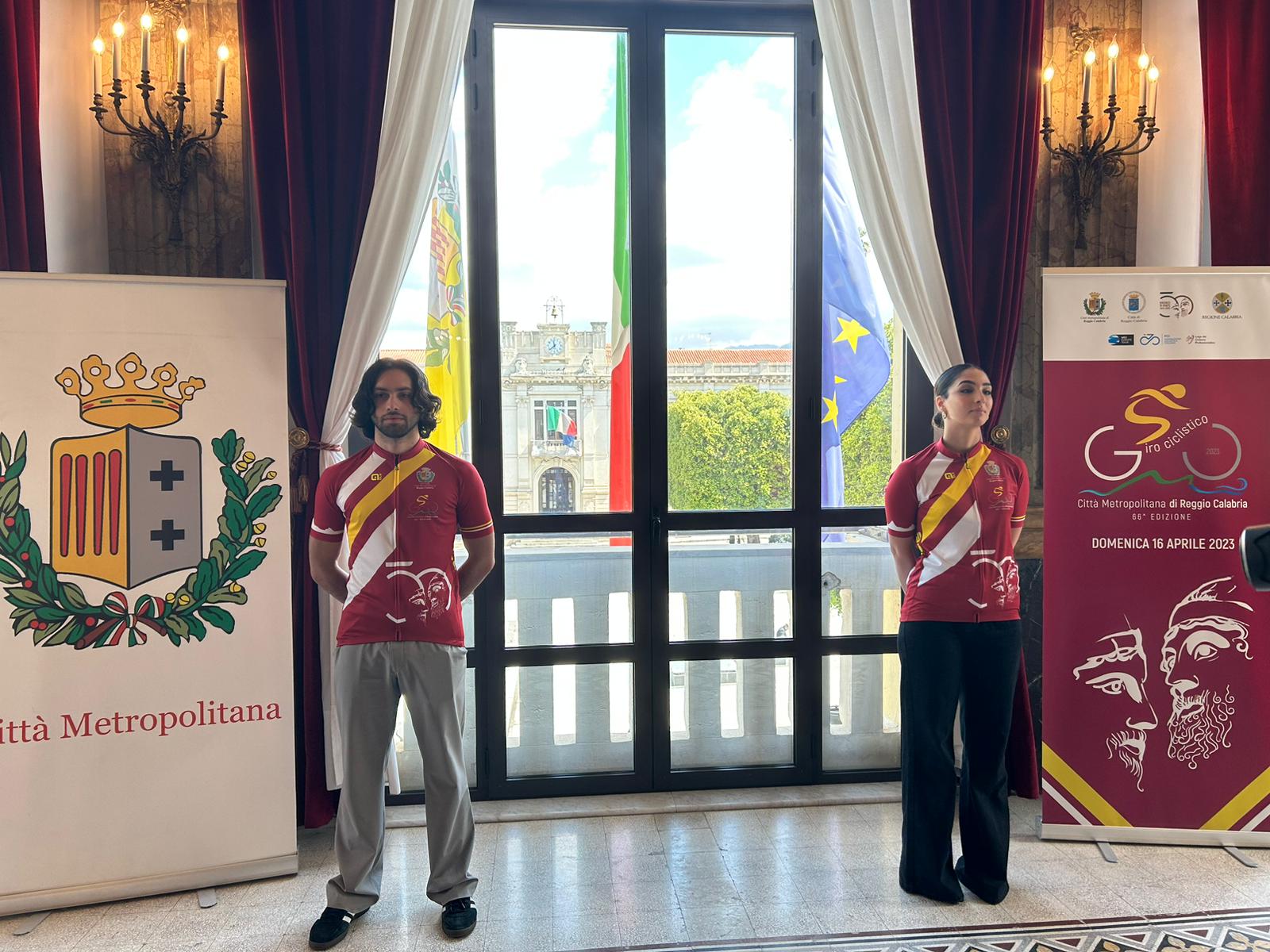 PRESENTATA LA MAGLIA AMARANTO DEL GIRO DELLA CITTA’ METROPOLITANA DI REGGIO CALABRIA