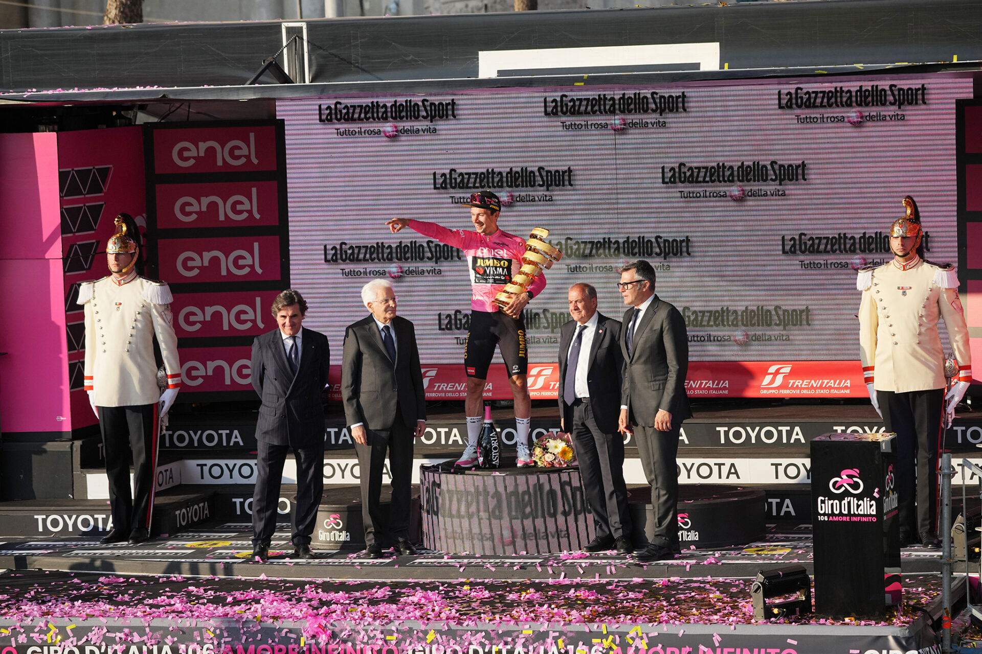 LO SPETTACOLO DEL GIRO A ROMA. ROGLIC E CAV I RE