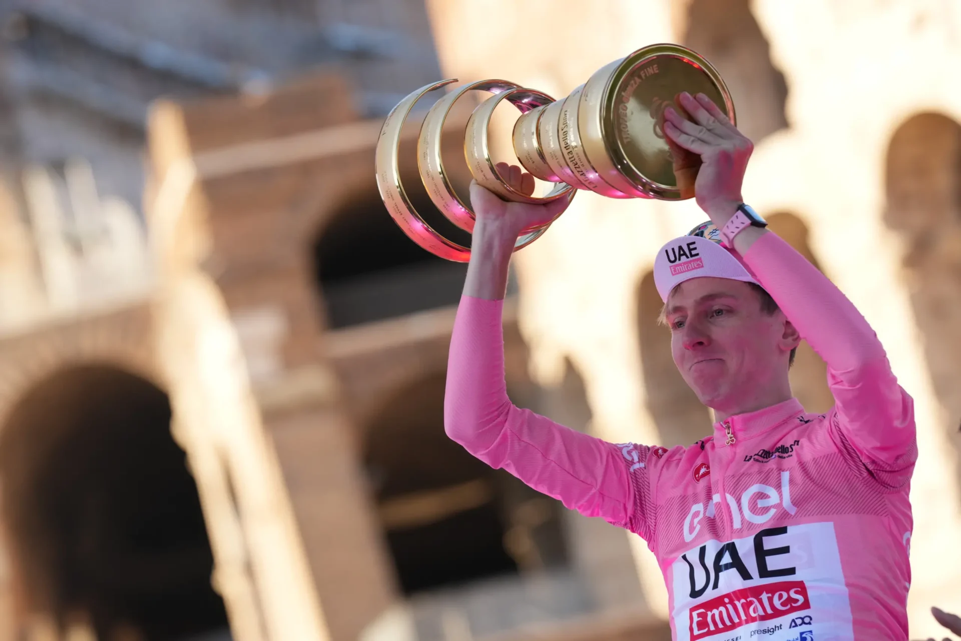TADEJ POGACAR VINCE IL GIRO D’ITALIA 107 A TIM MERLIER LA TAPPA FINALE