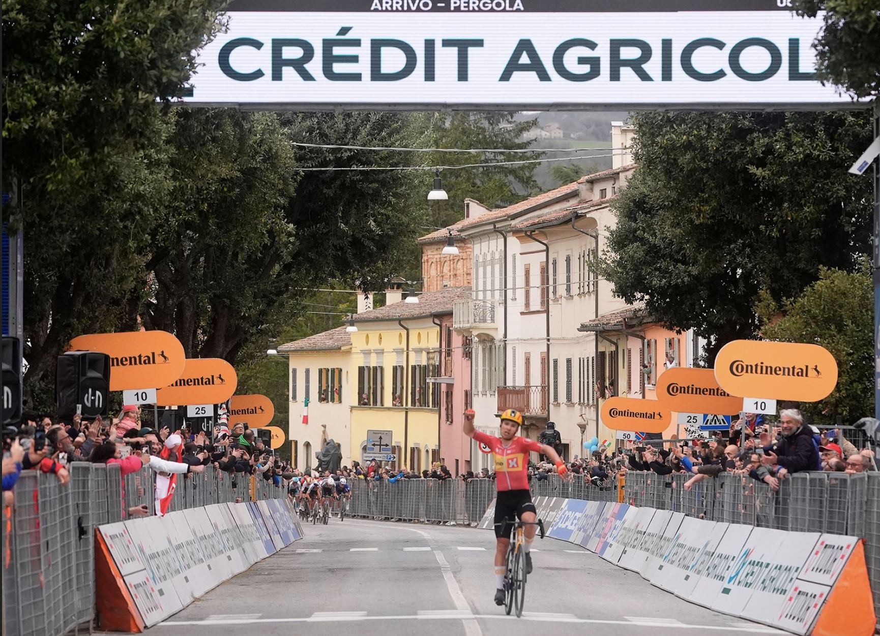 FREDRIK DVERSNES VINCE LA QUINTA TAPPA DELLA TIRRENO: GANNA RIMANE LEADER