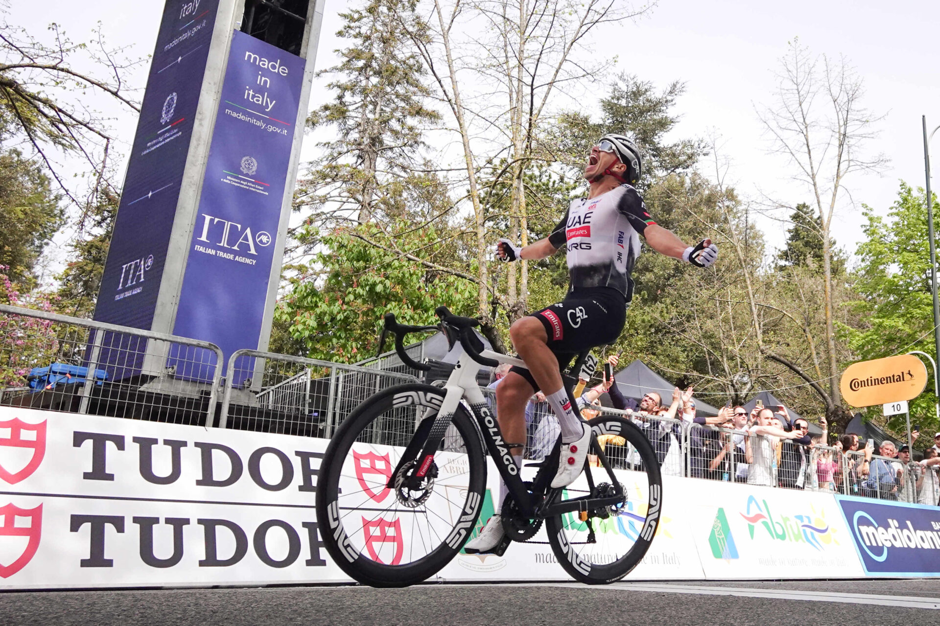 ABRUZZO: OLIVEIRA, PENNELLATA VINCENTE. FIORELLI SI VESTE DI BIANCOVERDEBLU