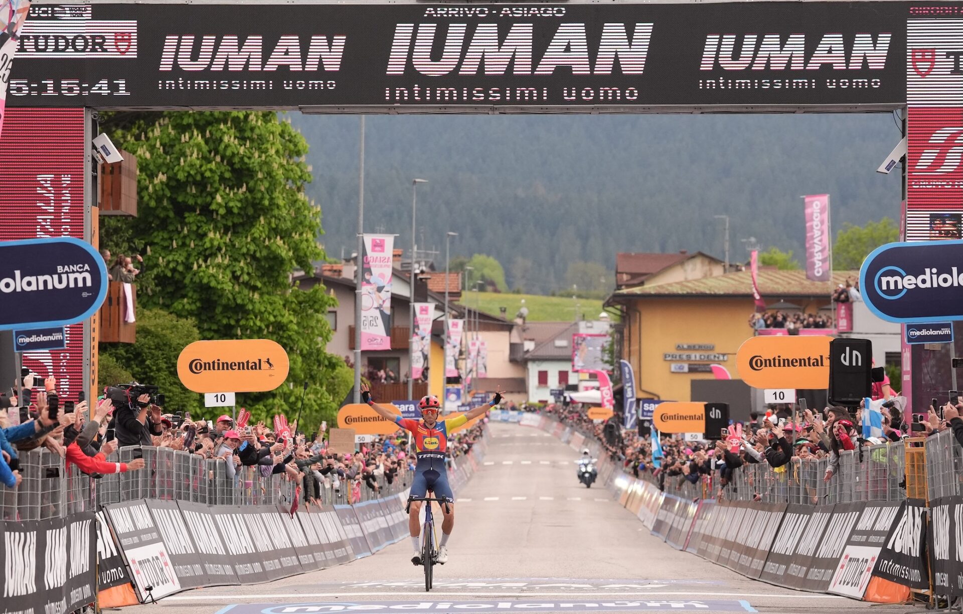 CARLOS VERONA VINCE LA QUINDICESIMA TAPPA DEL GIRO D’ITALIA ISAAC DEL TORO RIMANE IN MAGLIA ROSA