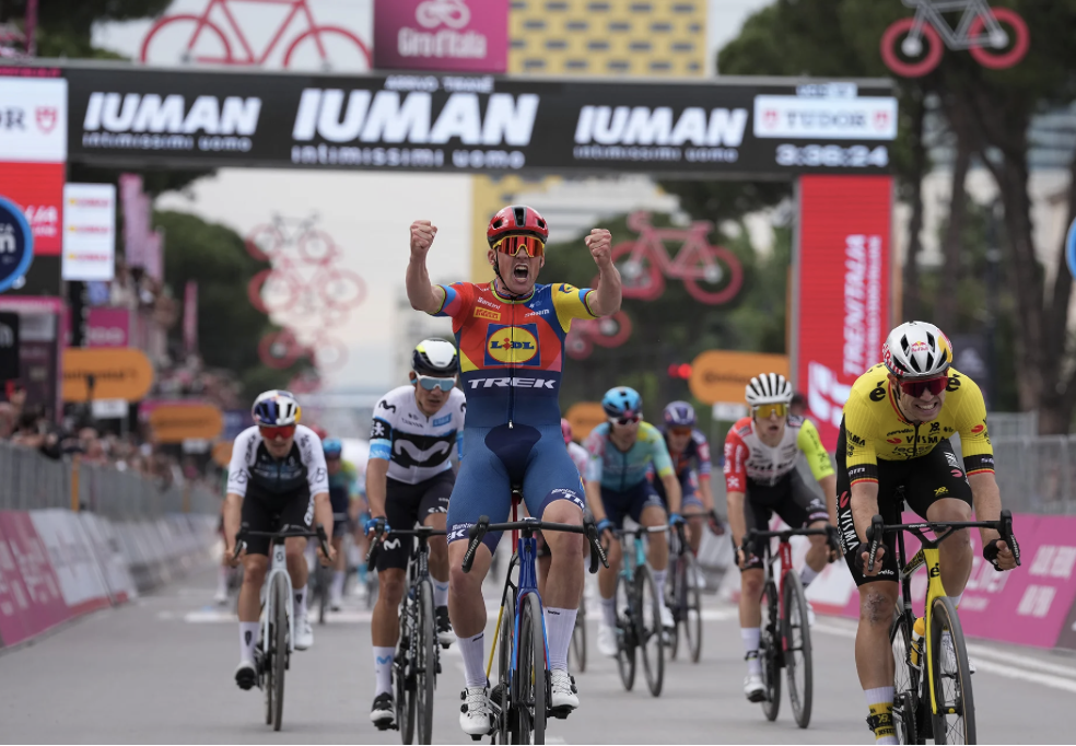 MADS PEDERSEN VINCE LA PRIMA TAPPA DEL GIRO D’ITALIA E CONQUISTA LA PRIMA MAGLIA ROSA